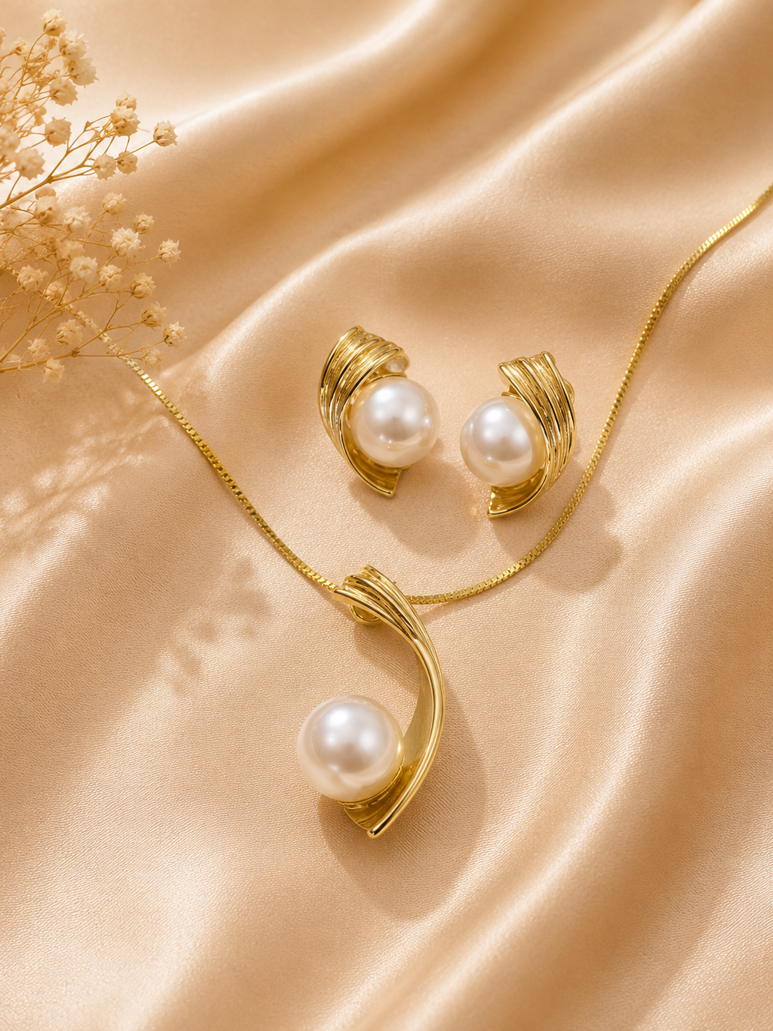 ARTICLE 1...PHOTO 1 Pendant necklace with matching pearl earrings