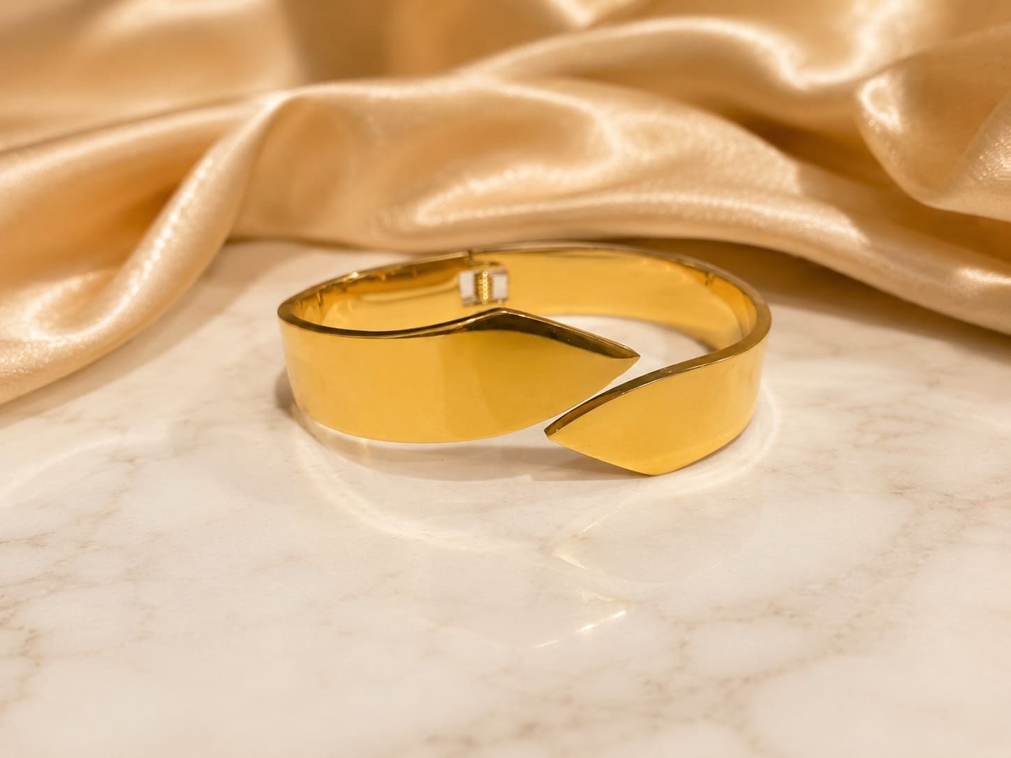 4.A (1) Golden Spark Sleek Crossover Bangle